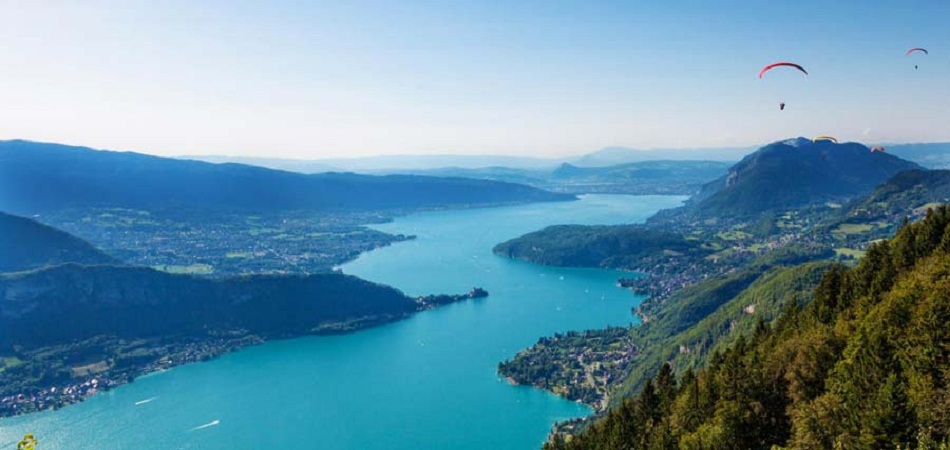 Quel intérêt touristique revêtent le lac d’Annecy et ses alentours ?